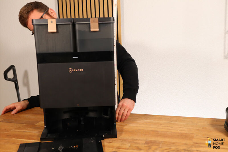 ECOVACS DEEBOT X8 PRO OMNI Station in der Nahaufnahme